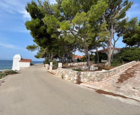 House on ideal location on the first line to the sea on Brac, destined to become a luxury villa - pic 13