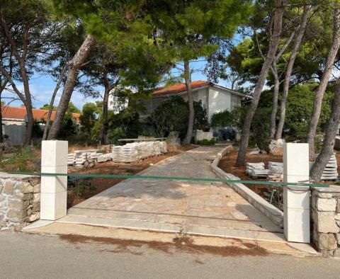 House on ideal location on the first line to the sea on Brac, destined to become a luxury villa - pic 14