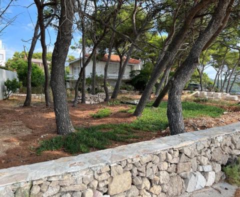 House on ideal location on the first line to the sea on Brac, destined to become a luxury villa - pic 15