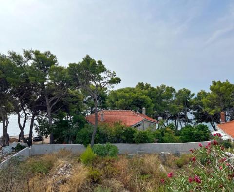 House on ideal location on the first line to the sea on Brac, destined to become a luxury villa - pic 19