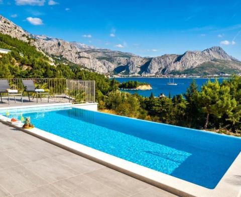 Marvellous new modern villa on Omis riviera just 60 meters from the sea, with swimming pool, sauna, fitness studio and garage 