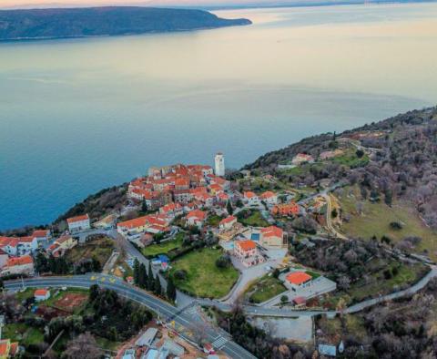 Terrain à bâtir pour la construction de villas avec piscines, vue mer panoramique à proximité du futur complexe de golf Brseč 