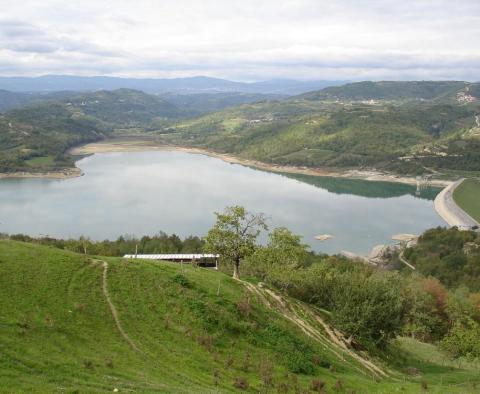 Spacious land plot of 55 ha in Istria hinterland by the magic lake 