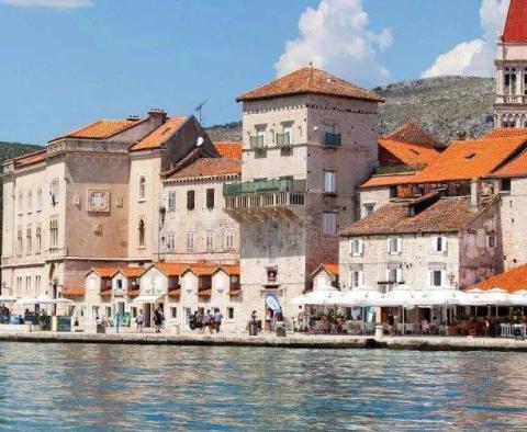 Steinhaus zum Verkauf im mittelalterlichen Trogir, nur 60 Meter vom Meer entfernt 