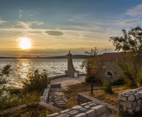 Amazing property with 5 apartments just 50 meters from the sea in Dalmatian Novigrad - pic 33