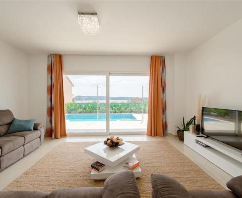 Neue Villa auf der Halbinsel Ciovo mit Swimmingpool und Blick auf die Adria - foto 7