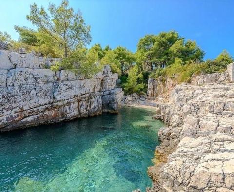 Schönes Anwesen am Wasser auf einer kleinen Insel in der Nähe von Split auf 8414 m2 - eine völlig isolierte Halbinsel wird Ihnen gehören, mit einem Liegeplatz für ein Boot! - foto 2