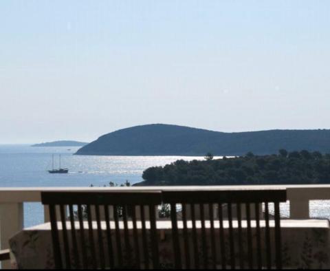 Immeuble avec trois appartements à vendre sur l'île de Solta avec une vue fascinante sur la mer 