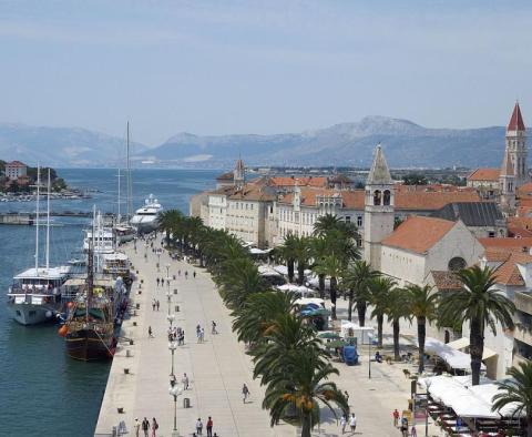 Úžasně zrekonstruovaný kamenný dům ve starém středověkém městě Trogir - pic 16