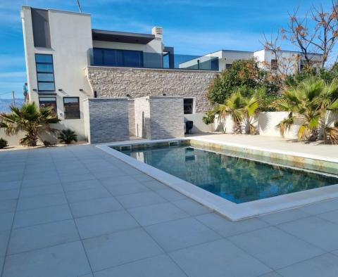 Moderne Villa mit Swimmingpool in der Nähe von Zadar, nur 120 Meter vom Meer entfernt - foto 5