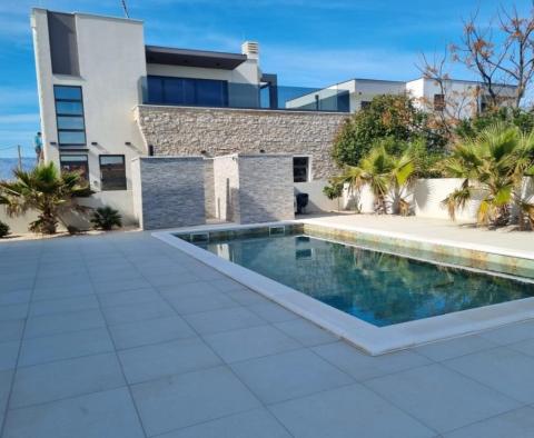 Moderne Villa mit Swimmingpool in der Nähe von Zadar, nur 120 Meter vom Meer entfernt 