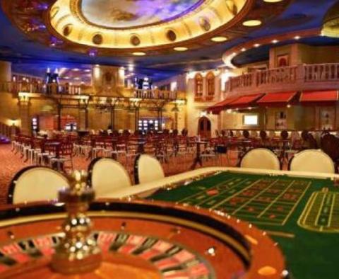 Offre d'espace HÔTEL plus CASINO à Umag en première ligne de mer, en face du port de plaisance - pic 2