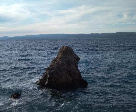 Propriété de deux appartements à Baska Voda avec une vue magnifique sur la mer, à seulement 50 mètres de la mer - pic 24