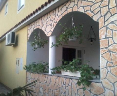 Maison de 5 appartements à Šilo, Dobrinj - pic 9