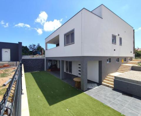 Modern, 240 m2-es családi villa 1553 m2-es telken 