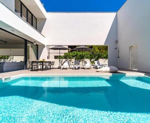 Superb villa of modern design in Supetar on Brac island - pic 3