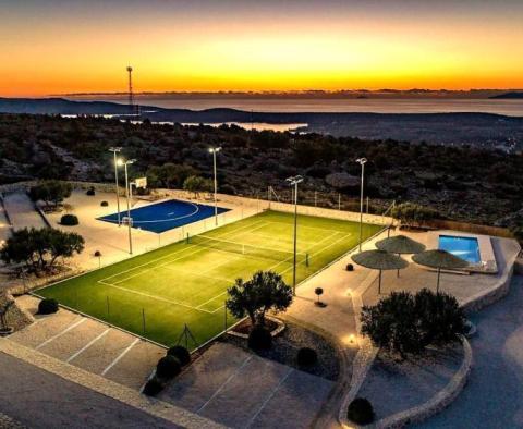 Magnifique hacienda sur l'île de Brac sur 1 hectare de terrain, avec court de tennis, terrain de basket, terrain de foot, mini golf, 