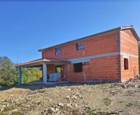 Villa avec un grand jardin de 3200 m². en construction dans la vallée de Cerovlje 