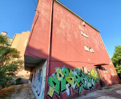 Property for renovation in Rovinj just 300 meters from the sea in Hotel Grand Park area - pic 11