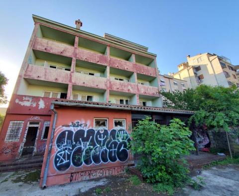 Property for renovation in Rovinj just 300 meters from the sea in Hotel Grand Park area 