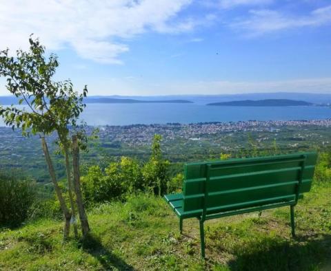 Attractively priced land plot for sale in Kastel Kambelovac with sea views and valid building permit - pic 2