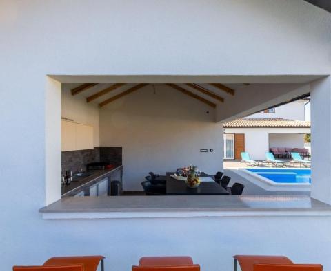 Deux villas nouvellement construites avec piscine à Šišan, Ližnjan, style authentique - pic 13