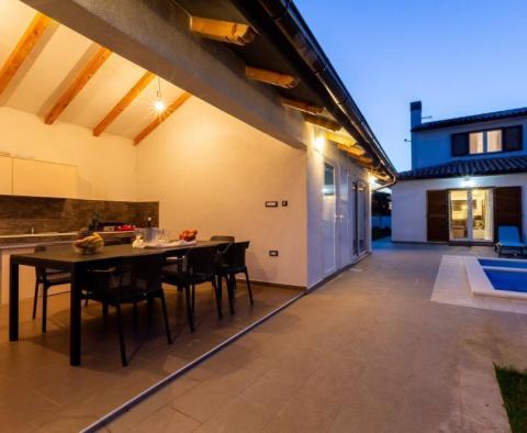 Deux villas nouvellement construites avec piscine à Šišan, Ližnjan, style authentique - pic 33