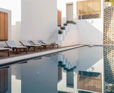 Krásná luxusní vila s wellness, bazénem, výtahem, prostornými terasami a fantastickým výhledem na Omišskou riviéru - pic 5