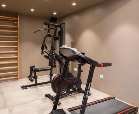 Krásná luxusní vila s wellness, bazénem, výtahem, prostornými terasami a fantastickým výhledem na Omišskou riviéru - pic 10