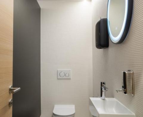 Krásná luxusní vila s wellness, bazénem, výtahem, prostornými terasami a fantastickým výhledem na Omišskou riviéru - pic 12