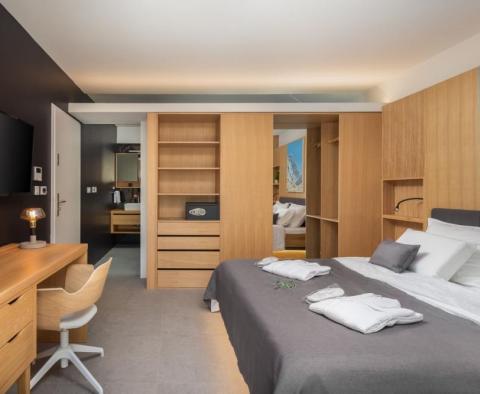Krásná luxusní vila s wellness, bazénem, výtahem, prostornými terasami a fantastickým výhledem na Omišskou riviéru - pic 14