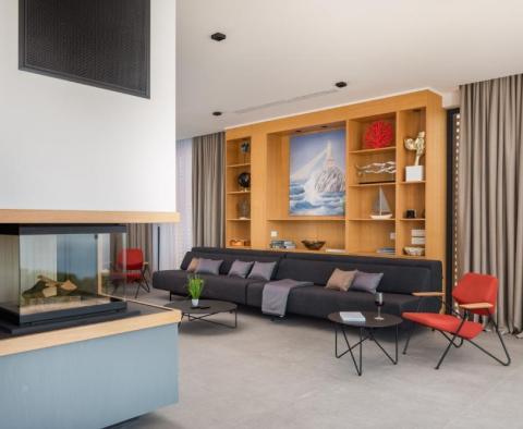 Krásná luxusní vila s wellness, bazénem, výtahem, prostornými terasami a fantastickým výhledem na Omišskou riviéru - pic 16