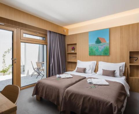 Krásná luxusní vila s wellness, bazénem, výtahem, prostornými terasami a fantastickým výhledem na Omišskou riviéru - pic 21