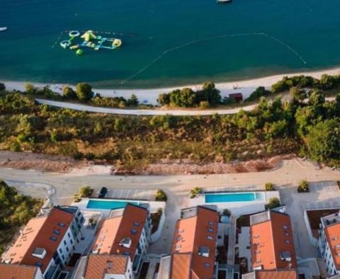 Фантастическая новая квартира на первой линии на продажу в Баньоле, Медулин, у пляжа 
