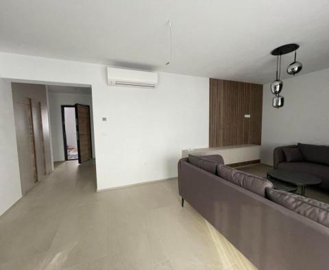 Современная новая меблированная квартира в Медулине, в 190 метрах от моря - фото 4