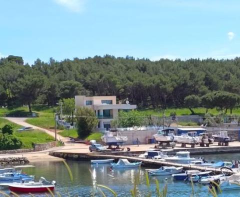 Vynikající nová ultramoderní vila na pobřeží v Medulinu, přímo naproti jachtařským molům 