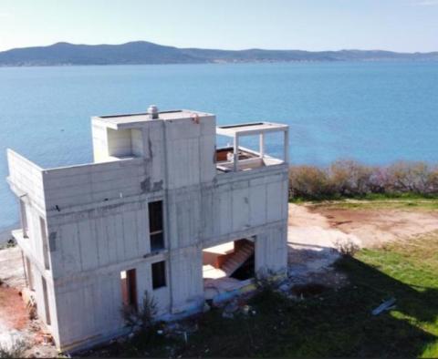 Luxus villa első sorban a tenger felé építés alatt Zadar környékén 