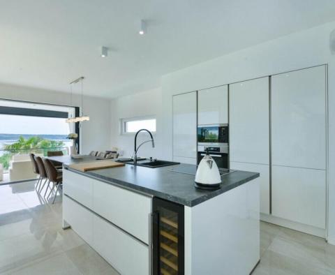 Fantastická nová moderní vila na pobřeží v oblasti Rabac s možností kotvení - pic 8