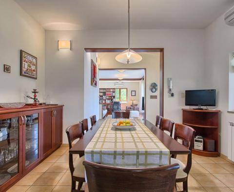 Moderně řešená vila s bazénem na velké zahradě v oblasti Buzet - pic 14