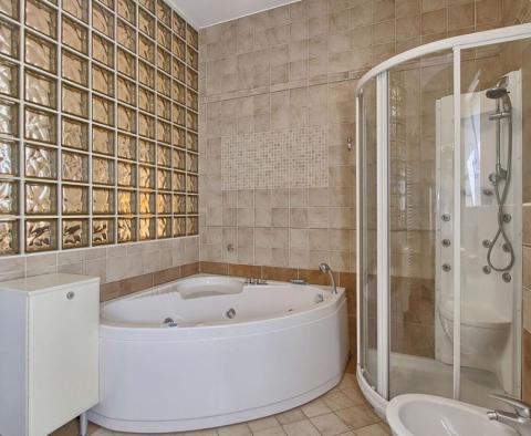 Moderně řešená vila s bazénem na velké zahradě v oblasti Buzet - pic 24