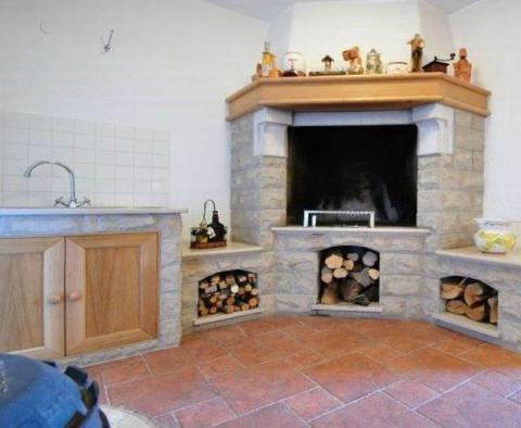 Moderně řešená vila s bazénem na velké zahradě v oblasti Buzet - pic 32