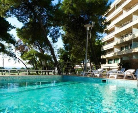 Außergewöhnliche Wohnung in einem 5-Sterne-Komplex direkt am Meer mit Swimmingpool in der Nähe von Split 