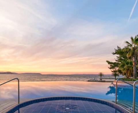 Außergewöhnliche Wohnung in einem 5-Sterne-Komplex direkt am Meer mit Swimmingpool in der Nähe von Split - foto 3