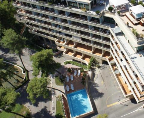 Außergewöhnliche Wohnung in einem 5-Sterne-Komplex direkt am Meer mit Swimmingpool in der Nähe von Split - foto 9