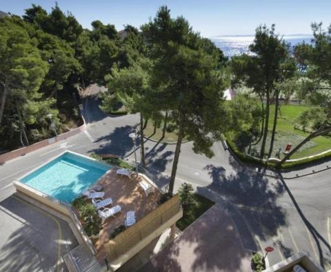 Außergewöhnliche Wohnung in einem 5-Sterne-Komplex direkt am Meer mit Swimmingpool in der Nähe von Split - foto 13
