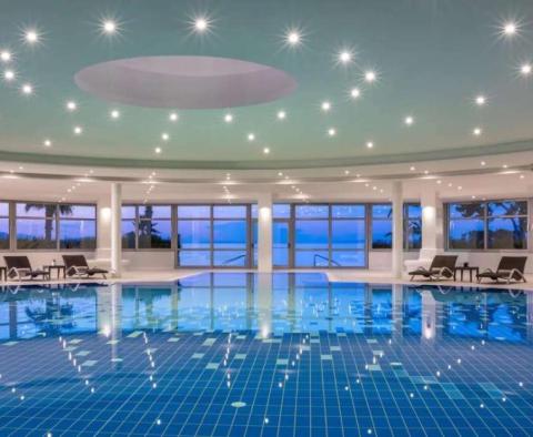Außergewöhnliche Wohnung in einem 5-Sterne-Komplex direkt am Meer mit Swimmingpool in der Nähe von Split - foto 22