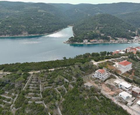 Městský pozemek na prodej v Povlja, ostrov Brač, pouhých 200 metrů od moře - pic 8