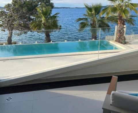 Luxus apartman az első sorban a tenger mellett Zadar közelében, a rezidenciában, medencével a tengerre néz - pic 2