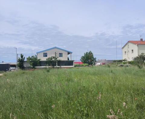 Terrain urbain à Umag, avec un permis de construire pour 2 villas 