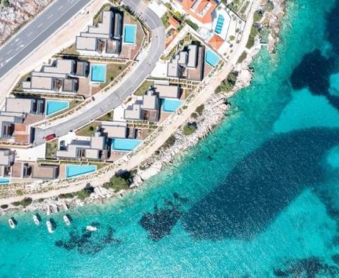 L'une des sept nouvelles villas en bord de mer à vendre dans la région de Sibenik dans une copropriété de luxe fermée 